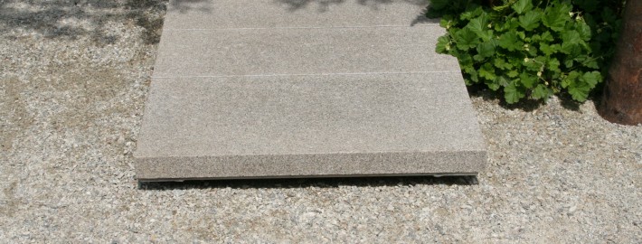 Granitplatten als gepflasterter Steg